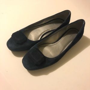 Tahari flats in 6.5 navy blue